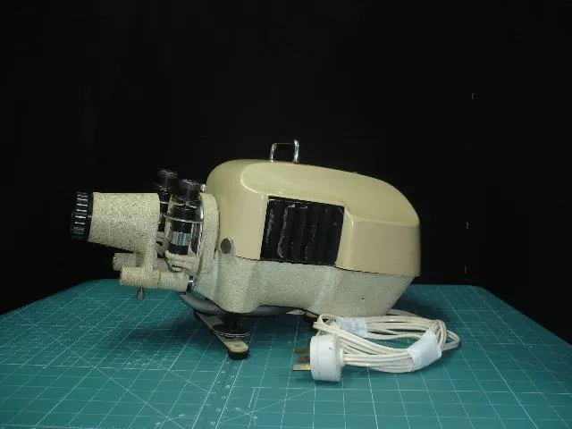 Slide and 35mm Filmstrip Projector VUMAX