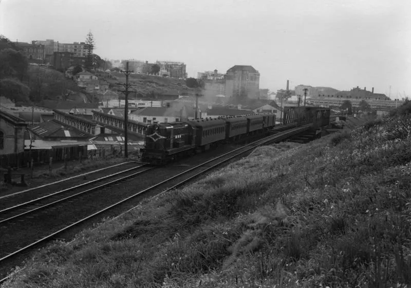 Diesel locomotive De 503 with suburban train, Parnell 1958