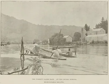 Image: The women's canoe race at the second hurdle Ngāruawāhia Regatta
