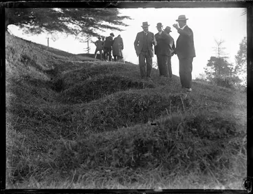 Image: Two Māori Rangiriri veterans and government dignatories at memorial unveiling, 1927