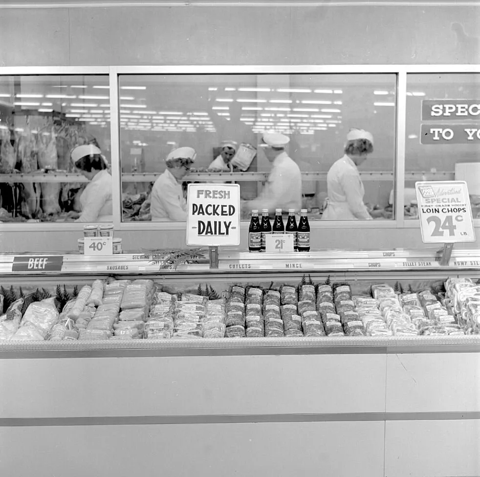 Woolworths display; meat; sausages, mince etc. [P1-6412-8802]