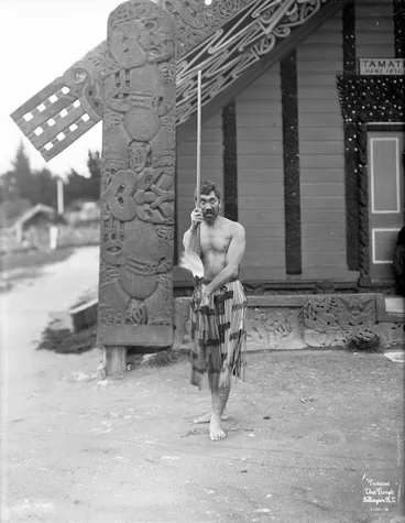 Image: Toiroa Te Hou Kotuke performing a haka at Tama te Kapua meeting house, Ohinemutu, 1905