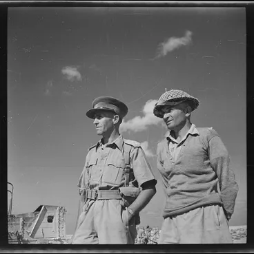 Image: Lieutenant Colonel Howard Karl Kippenberger with Lieutenant Charles Hazlitt Upham, Egypt