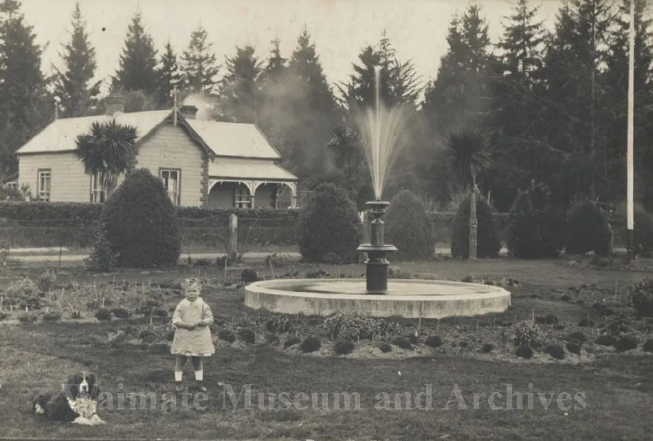 Caretaker's residence and fountain at Knottingley Park