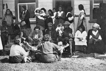 String games, Jerusalem, 1921 Image: String games, Jerusalem, 1921