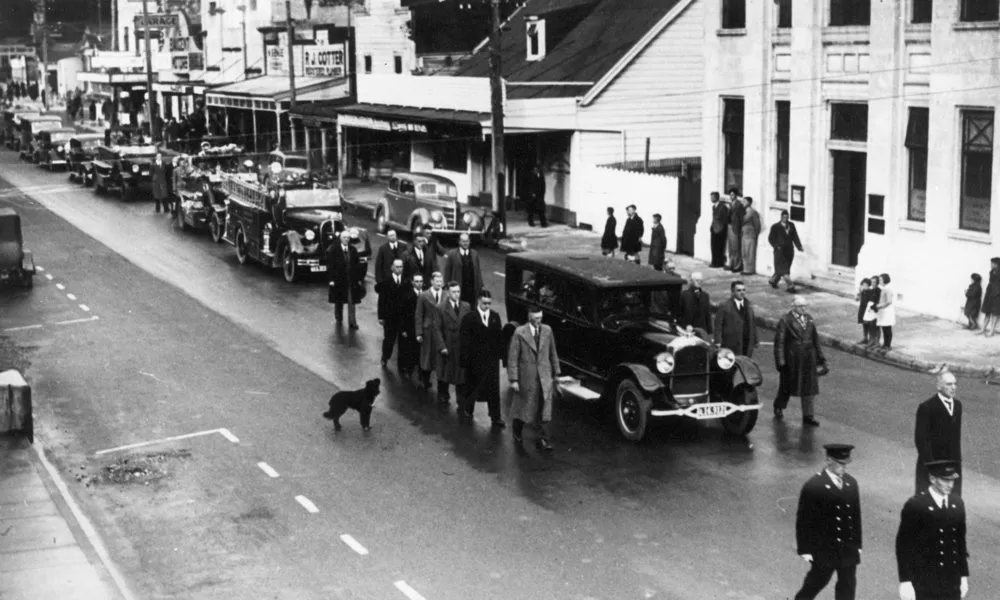 Funeral procession of Mayor Peter Robertson passing the Bank of Australasia; 16 May 1939.