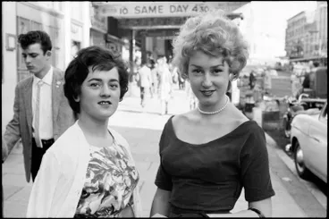 Image: Street photo, Queen Street, Auckland, 1960